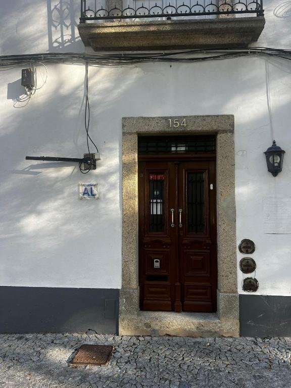 Avis Guesthouse entrance in Évora